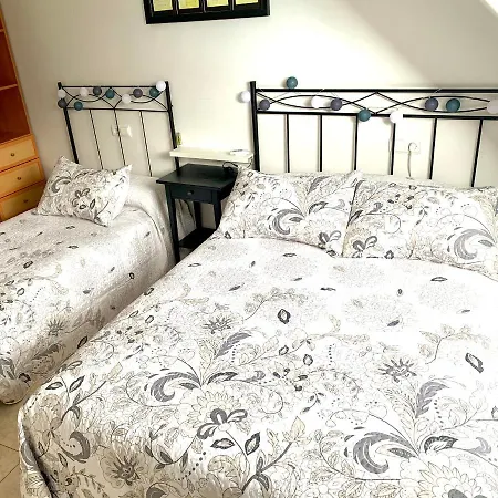 Apartamento A 50 M De Playa-jardín. Boiro