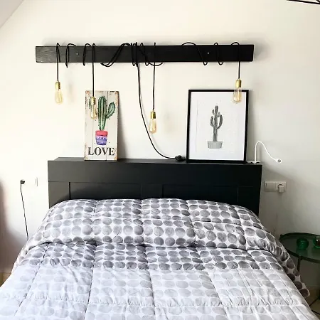 A 50 M De Playa-jardín. *