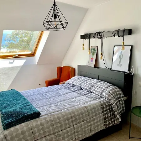 A 50 M De Playa-jardín. *